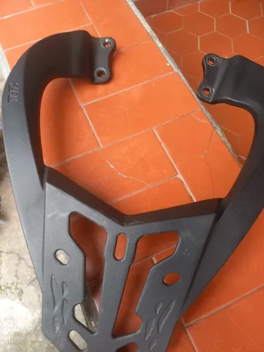 Vendo um suporte para baú seminovo para moto fazer 150 .está perfeito.