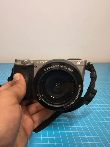 Câmera Sony a6000 prata