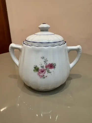 Açucareiro de Porcelana Vintage Floral Branco com Detalhes Azuis