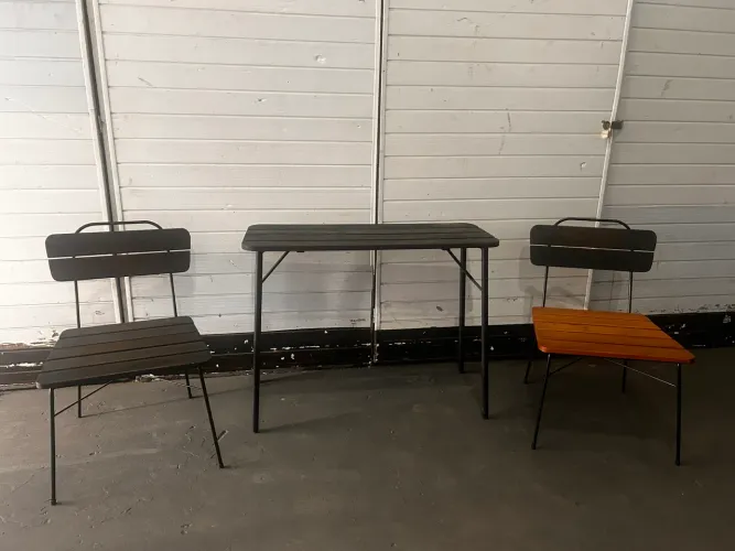 Jogo de mesa e duas cadeiras