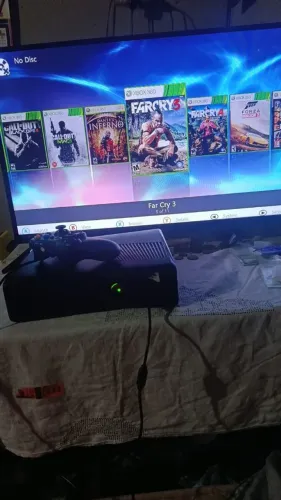 Xbox 360, 1 manete com fio, pen drive 64 GB com jogos e além dos jogos de disco.