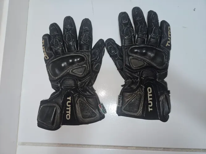 PAR DE LUVAS EM COURO TUTTO ORIGINAIS EM BOM ESTADO - 800 Reais na época.