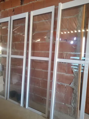Vendo uma porta de vidro 2m e 20 de altura e 2m metros e 20 de largura  