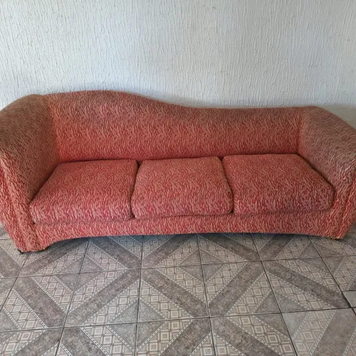 Leia o anúncio vendo um sofá e uma poltrona 
