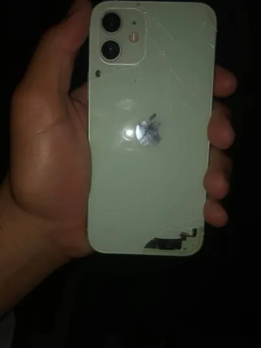 iPhone 12 está com a traseira trincada mas está funcionando trinco na tela