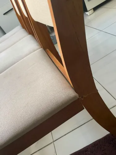 Vendo mesa com 4 cadeiras 