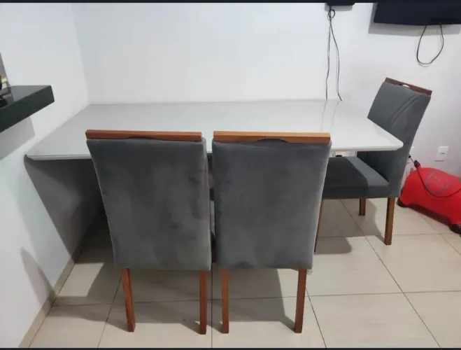 Vendo mesa de luxo com tampo de vidro e 6 cadeiras