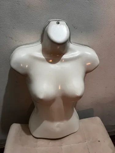 Conjunto com 4 bustos manequins femininos para loja