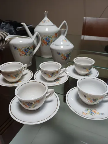 Conjunto de porcelana Pozzani com 8 peças. Bule, Leiteira, Açucareiro e 5 xícaras c pires.