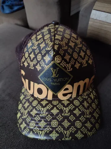 Boné Louis Vuitton x Supreme marrom em couro com monograma