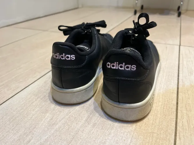 Tênis adidas