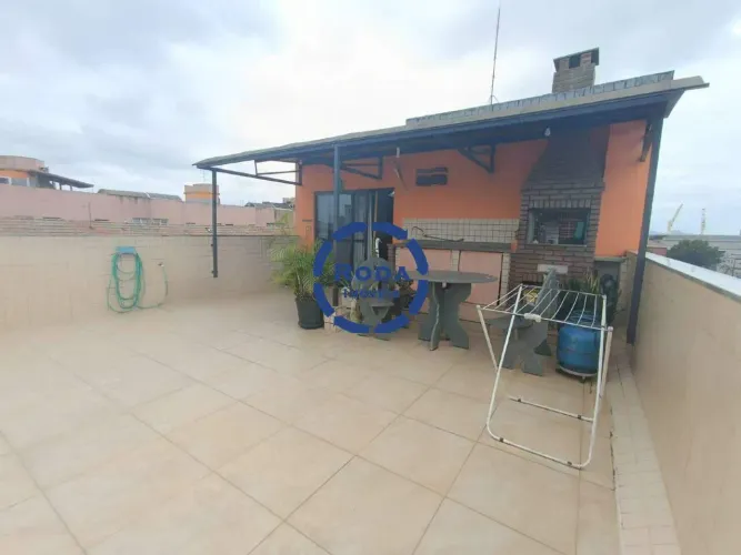 Cobertura duplex de 4 dormitórios sendo 1 suíte em Santos no Macuco.