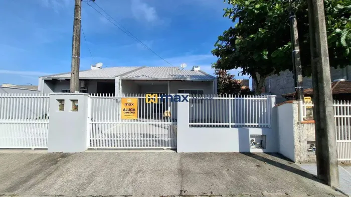 Locação: Casa com 2 Dormitórios. Bairro Gravatá (Navegantes)