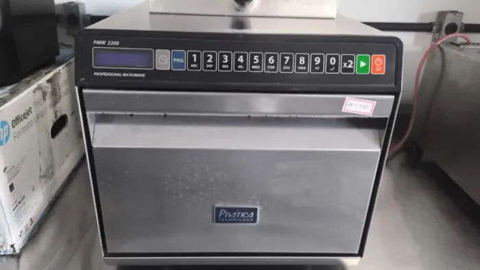 Micro-ondas Profissional da marca Prática, modelo PMW 2200 (linha Technicook)