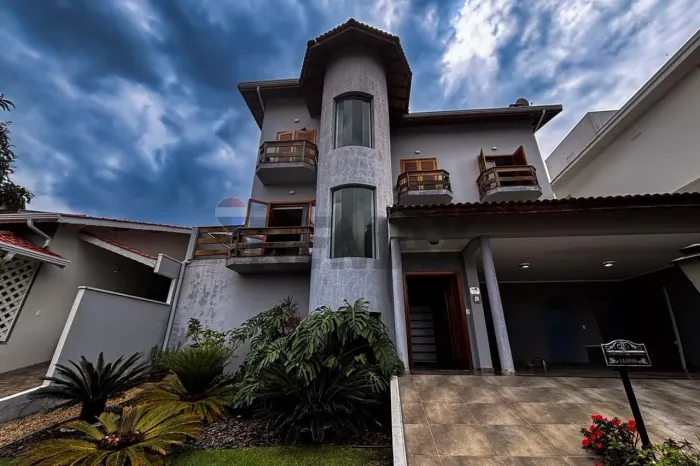 Casa com suíte com hidromassagem e piscina aquecida - Louveira/SP