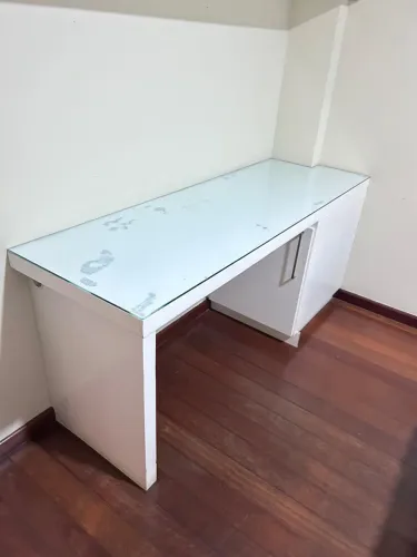 Prateleira e bancada de estudo com armarinho abaixo da bancada!