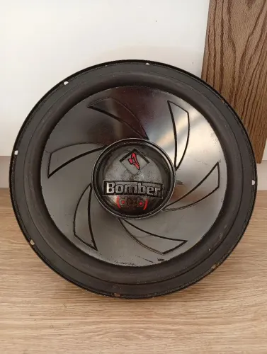 Subwoofer Bomber sub 200 e RMS .