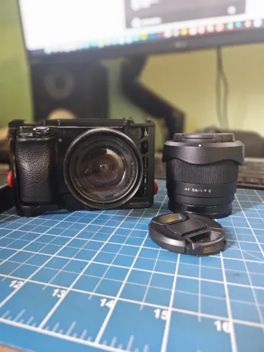 Camera Sony A6000 + Lentes Sony 16-50 e Viltrox 56 1.7 E + Cage