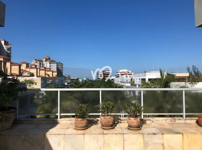 Sua cobertura duplex na Barra da Tijuca com 423m², 4 suítes com armários, 1 suíte escritór