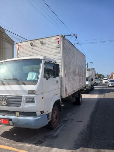 Vendo caminhão 3/4 baú 2001 8120, todos os pneus em perfeito estado, aceito carro na part
