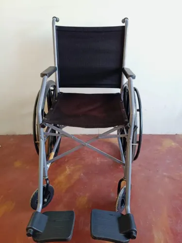 Cadeira de rodas, nova com poucas marcas de uso ,em perfeito estado
