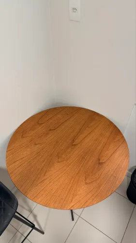 Mesa com tampo de madeira