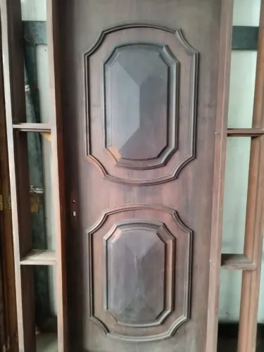 Porta de madeira maciça colonial almofadada com batente de caixilho duplo
