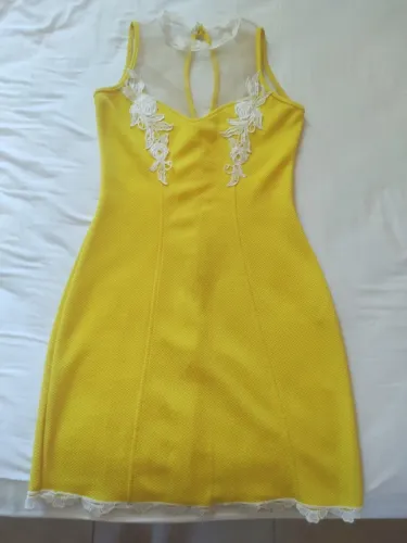Lindo vestido amarelo com aplicação de gripi