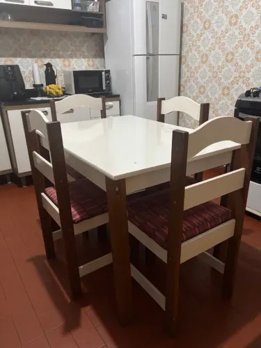 Mesa com 4 cadeiras 