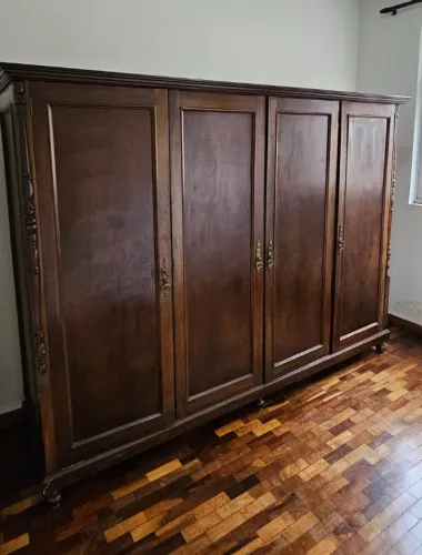 Guarda roupa casal antigo 100% madeira