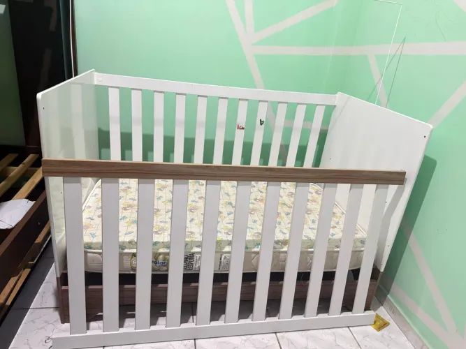 Vendo Kit Berço, banheira e cabide infantil