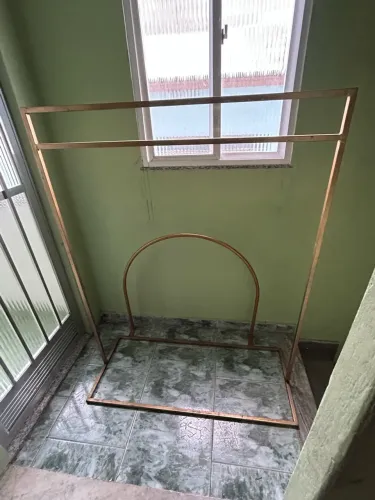 Arara de loja e provador