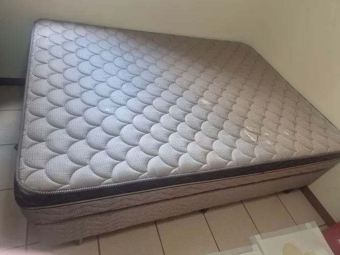 Cama de casal semi nova
