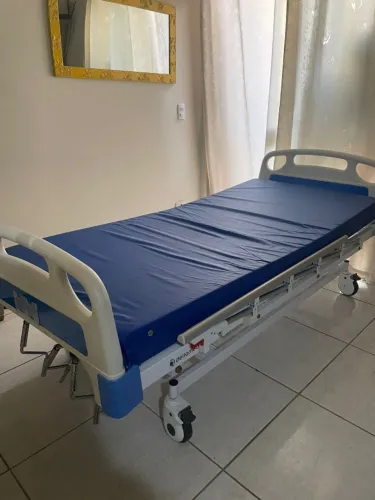 Cama hospitalar, cadeira de rodas, cadeira de banho, andador e muletas