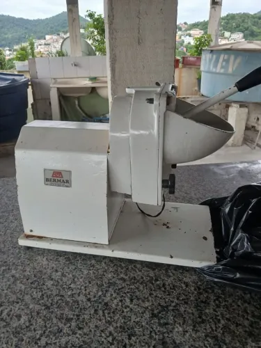 Máquina de moer queijo e embutidos