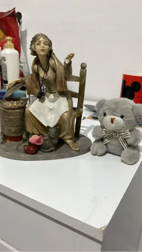 Estatua e mini urso com espiritos