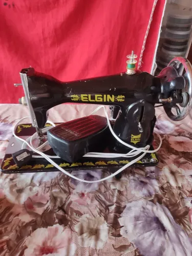 Máquina de costura Elgin