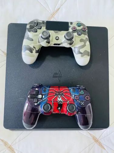 Playstation 4 (Usado) 1tb + 2 controles + jogos.