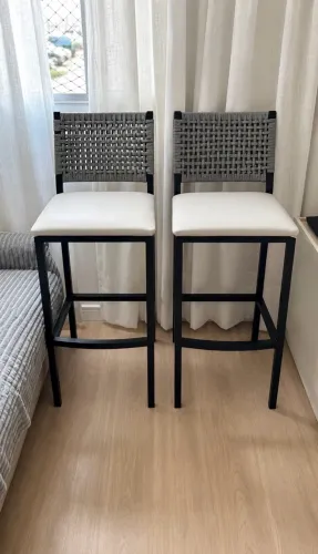 Banquetas com assento e encosto telinha