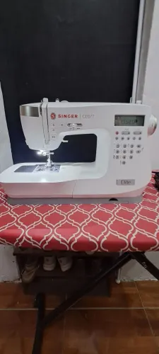 Máquina Singer CE677
