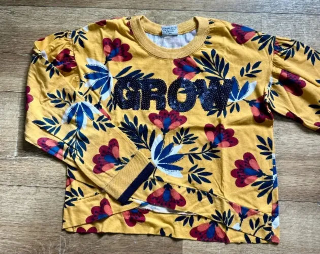 moletom nanai de moletinho, manga longa, tamanho 12. na cor amarela com estampa floral e a