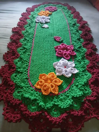 Trilho de Mesa de Crochê Artesanal com Flores - Feito à Mão