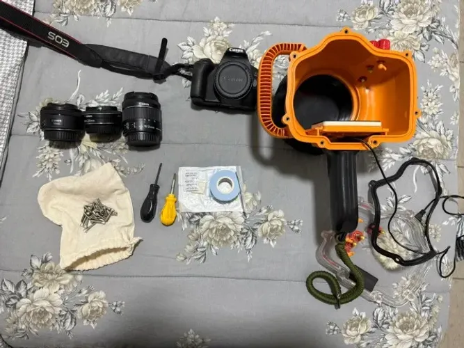 Kit câmera Cânon com caixa estanque