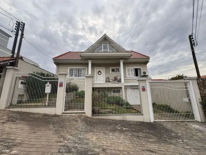 Casa de 280 metros quadrados, 3 Quartos e 2 vagas em Canoas.