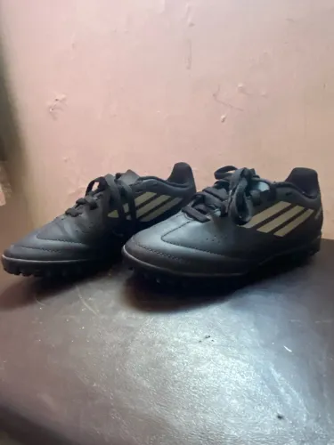 Chuteira adidas