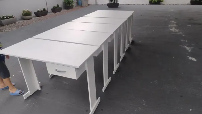 Mesa com gaveta nova