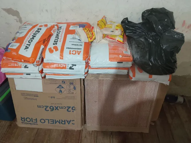 Vendo tudo por apenas 900 reais não entrego tem 35 metros de piso primeira linha retirar