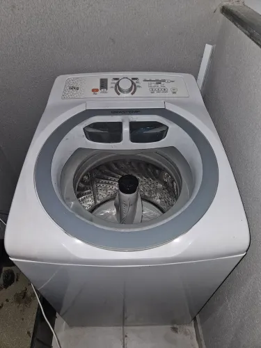 Máquina Brastemp 12 kg, com pequeno vazamento 