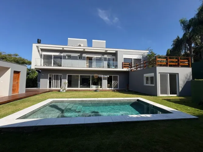 Casa de Alto Padrão em Condomínio Fechado