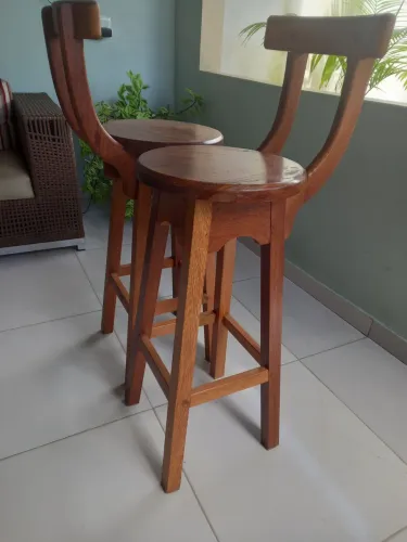 Banquetas em madeira 